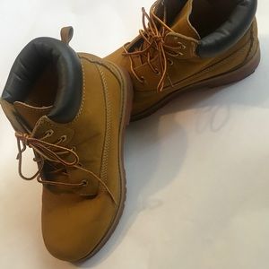 Boys size 6 boots